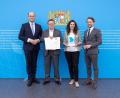 Bild: Staatsministerium der Finanzen und für Heimat/Christian Blaschka/exb
Staatsminister Albert Füracker überreicht Professor Erich Bauer, Vorstandsvorsitzender der LUCE-Stiftung, und Dominique Ehmann,, Managerin Corporate Communications BHS Corrugated (von links) die Auszeichnung. Das freut auch Zweiten Bürgermeister Severin Hirmer.