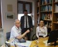 Bild: soj
Allgemeinmediziner Dr. Jochen Geißler (links) betreibt seit Januar 1990 seine Praxis in Ebnath. Seine neue Kollegin ist Julia Schneider. Wolfgang Söllner (stehend) begrüßte die junge Ärztin, die in Ebnath derzeit eine Weiterbildung absolviert.