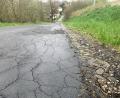 Bild: Gabi Schönberger
Der obere Teil der Straße nach Reiserberg gehört der Stadt Neustadt. Die möchte den Belag schleunigst instandsetzen, weil vor allem Fahrradfahrer auf der rechten Seite durch Risse und Schlaglöcher Stürze riskieren.