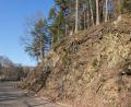 Archivbild: Susanne Forster
Weil vom Hang an der Kreisstraße TIR 3 zwischen Steinmühle und Königshütte weitere Steine auf die Fahrbahn herabfallen könnten, sind verschiedene Sicherungsmaßnahmen erforderlich. Deren Umsetzung verzögert sich aber noch.