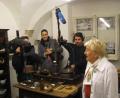 Archivbild: lm
Apothekerin Helma Koch (rechts) bei einem Drehtermin am 18. November 2016 im Museum Alte Hofapotheke mit BR-Moderatorin Nicole Remann (Zweite von links) und ihrem Team.