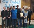Bild: gi
Künftig wird der Sportkegelclub Blau-Weiß Moosbach von dieser Vorstandschaft, an der Spitze Philipp Grötsch (Vierter von links), geführt. Alois Schweigl (mit Urkunde) wurde zum Ehrenmitglied ernannt.