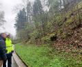 Bild: Gabi Schönberger
Ein Geologe und Bürgermeister Johannes Kett aus Theisseil begutachten den Hang, vom dem Felsen auf die Straße gestürzt sind.