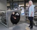 Bild: gsp
Mal ein anderer Weg zum Arbeitsplatz. Personalchefin Claudia Hanke zeigt den Besuchern die Rutsche in die Produktionshalle bei Baumann Automation.