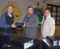 Bild: Höcherl/exb
Stephan Irlbachers Firma "Irlbacher Blickpunkt Glas" spendet 20 Computer im Wert von 5000 Euro an die Grundschule Schönsee.