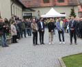 Bild: pi
Eric Frenzel (Mitte) und Terence Weber (rechts daneben) genießen den Empfang der Gemeinde Flossenbürg.