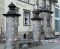 Bild: Goppelt/Vifogra/dpa
Splitter liegen vor einer Bankfiliale in Rothenburg ob der Tauber nach einer Geldautomatensprengung.