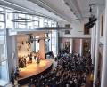 Bild: Stephan Huber
Der neue Saal des Max-Reger-Gymnasiums hat im Lichthof des Altbaus Platz gefunden. Der Raum ist breiter als lang, die Akustik hervorragend.