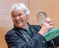 Bild: Armin Weigel/dpa
Weil er auf und abseits der Bühne Dialekt spricht, ist Kabarettist Gerhard Polt mit der „Bairischen Sprachwurzel“ ausgezeichnet worden.
