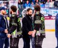 Bild: Werner Moller
Devils-Trainer Sebastian Buchwieser (Zweiter von rechts) mit dem Rosenheimer Siegtorschützen Brad McGowan (rechts).