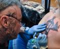 Bild: Stephan Huber
Etwa vier Stunden sticht Tätowierer Hans auf der Tattoo-Messe im ACC ein Motiv, das symbolisch für Freiheit stehen soll.
