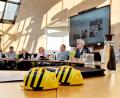 Bild: Thomas Dobler
Diese kleinen Lern-Roboter in Bienenform (Bee-Bots) für Kinder aus der Gemeindebücherei durften während der Marktratssitzung von den Räten ausprobiert werden.