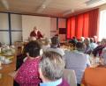 Bild: Mösbauer/exb
Pater Alfred Lindner erläutert beim Seniorentreff den Zusammenhang zwischen Bibel und Evolution.