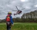 Bild: Maximilian Knab, Bergwacht Amberg/exb
Der Hubschrauber Christoph 27 startet zu einem ersten Überflug der Einsatzstelle und wird von Einsatzkräften der Bergwacht eingewiesen.