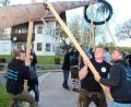 Bild: stg
Mit körperlichem Einsatz hievten sie am Sonntag den Kuchenreuther Maibaum nach oben.