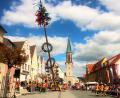 Bild: stg
Am Sonntag wurde auf dem Kemnather Stadtplatz der Maibaum aufgestellt.