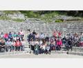 Bild: exb; VHS, Manfred Hösl
In Dodoni, dem ältesten Orakelheiligtum in Griechenland, macht die Reisegruppe im restaurierten Amphitheater ein Erinnerungsfoto.