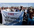 Archivbild: Gerhard Götz
"Auf Nimmerwiedersehehen" wünschten sich die WAA-Gegner in den achtziger Jahren die verantwortliche Betreiberfirma DWK. Dieser Wunsch ist in Erfüllung gegangen. Unter den Demonstranten: Der damalige Landrat Hans Schuierer, SPD (Mitte, mit verschränkten Armen).