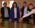 Bild: bnr
Anhand eines Modells zeigt stellvertretender Werksleiter Andreas Prem (rechts) der Landtagspräsidentin Ilse Aigner den Aufbau der Kraftwerksgruppe Pfreimd. Mit im Bild Ralf Schürkamp, Geschäftsführer Engie Deutschland Erneuerbare GmbH (Zweiter von rechts) und CSU-Vorsitzender Reinhard Schwarz (links).