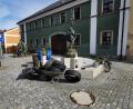 Bild: gz
Ein besonderer Brauch in der Walpurgisnacht zum 1. Mai wird in Eslarn gepflegt: Alles was im Dorf nicht gesichert ist, wird von den Jugendlichen auf dem Vorplatz des Rathauses gesammelt.