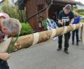 Bild: lgc
Vor dem Aufstellen wurde der Baum noch mit der Jahreszahl versehen, gerindet und mit zwei Kränzen und bunten Bändern versehen