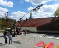 Bild: sl
Mit Muskelkraft und PS wurde der 25 Meter lange Baum auf dem Dorfplatz aufgestellt.