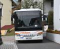 Bild: gf
Sehr eng und gefährlich für Kleinkinder geht es in der Schulstraße zu, wenn die Schulbusse am evangelischen Gemeindezentrum vorbei Richtung Dorfplatz fahren. Die Einbahn-Regelung gilt vorläufig nur bis Ende 2024.