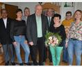 Bild: jr
Goldene Hochzeit feierten am Freitag Bad Neualbenreuths Alt-Bürgermeister Albert Köstler und seine Frau Edeltraud. Im Bild die Gratulanten, (von links) mit Pfarrer George Parankimalil, Tochter Daniela, Pfarrgemeinderatssprecher Wolfgang Plonner, Albert Köstler, Bürgermeister Klaus Meyer, Edeltraud Köstler, Seniorenbeauftragte Beate Ott und Tochter Andrea.