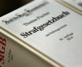 Symbolbild: Oliver Berg/dpa
Das Strafgesetzbuch hatten der Richter und die zwei Schöffen in Weiden als Grundlage ihrer Entscheidung in der Verhandlung gegen einen Schleuser herangezogen.