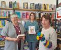 Bild: gis
Ella Bauer (von links) besuchte den Bücherstadl, Elisabeth Kraus und Leiterin Selma Markhof freuten sich darüber.