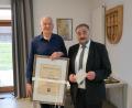 Bild: fvo
Geschäftsstellenleiter Karl-Heinz Schmidt (links) erhält von Bürgermeister Josef Beimler vor der Marktratssitzung die Urkunde für 32 Jahre Tätigkeit bei der Marktgemeinde Waldthurn