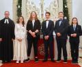 Bild: njn
Pfarrer Manuel Sauer (von links) mit den Konfirmanden Lisa Lorenz, Lara Wunderlich, Nicolas Schmidt, Jonas Meißner und Marius Schieder.