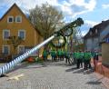 Bild: jr
Fast 50 Burschen brauchten gut dreieinhalb Stunden, um den 33 Meter langen Maibaum – eine Fichte – mit acht Schwalben in die Höhe zu hieven. Bei strahlendem Sonnenschein verfolgten zahlreiche Zuschauer das Spektakel.