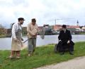 Bild: ubb
Auch im idyllischen Fischhofpark vor der Kulisse des Stadtteiches spielt eine Szene. Dabei dreht es sich natürlich um die Stadtteiche, wie sie entstanden sind, wie sie wieder aufgelassen wurden und um die Kammerteiche, die Tirschenreuth dank der guten Karpfenwirtschaft viel Geld eingebracht haben.