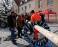Bild: gz
In einer solidarischen Arbeitsgemeinschaft zeichneten Mitarbeiter vom Gemeindebauhof, Mitglieder der Freiwilligen Feuerwehr und des SPD-Ortsvereins unter Organisationsleiter Marktrat Georg Zierer für das Aufstellen des Maibaumes verantwortlich. Maschinell unterstützte zweiter Bürgermeister Thomas Kleber.