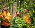 Bild: Martin Hertel/exb
Winfried Pfahler, Leiter des Forstbetriebs Fichtelberg (links) und Förster Christoph Mende (rechts), der bisher im Forstrevier Ahornberg die Vertretung hatte, begrüßen Miriam Lang, die zukünftig wieder das Revier am südlichen Rand des Fichtelgebirges leitet.