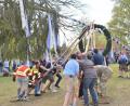 Bild: rgr
Viele Hände packen in Grafenwöhr beim Aufstellen des Maibaumes mit an.
