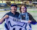 Bild: Tobias Neubert
Blue-Devils-Fan Stephanie Kirchmann legte für das Trikot von Kurt Davis 1250 Euro auf den Tisch.