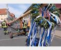 Bild: le
Ohne Probleme geht der Transport des Flosser Maibaums vonstatten.