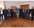 Bild: bö
Beim Zentrum für erneuerbare Energien und Nachhaltigkeit in Ensdorf wurde ein neuer Vorstand gewählt. Vorsitzender bleibt Florian Junkes (Siebter von links). Landratsstellvertreter Stefan Braun (Fünfter von links) gratulierte dem neuen Vorstand.
