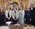Bild: dob
Sieben junge Christen feierten mit Stadtpfarrerin Carmen Riebl (rechts) Konfirmation in der Simultankirche in Altenstadt.