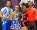 Bild: Quick Feet/exb
Die Meisterpaare: Anna und Lukas Kodalle (links) und Antonia Schmid und Dominik Stubenvoll.
