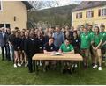 Bild: gri
Die Mitglieder der KLJB Freudenberg-Wutschdorf (in dunkelblau) mit ihren Paten aus Ursulapoppenricht (grün) beim Eintrag in das Goldene Buch der Gemeinde Freudenberg im Pfarrgarten.