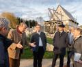 Bild: Susanne Forster
Der bayerische Staatsminister Florian Herrmann (Dritter von links) besuchte den Geschichtspark Bärnau-Tachov, gemeinsam mit weiteren Leuten aus der Politik und der Wissenschaft, darunter MdL Tobias Reiß (rechts) und OTH-Amberg-Weiden-Präsident Clemens Bulitta (links). Wissenschaftlicher Leiter Stefan Wolters (Zweiter von links) erklärte ihm dabei markante Stationen im Park, auf dem Bild die Baustelle zur Reisestation Kaiser Karl IV.
