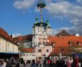 Bild: hmr
Sicher wieder ein begehrtes Fotomotiv für die nächsten Wochen ist der Maibaum auf dem Johannisplatz in Waldsassen mit der Basilika im Hintergrund.