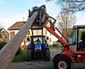 Bild: R. Kreuzer
Der Maibaum wird von zwei Traktoren in die Höhe gehievt.
