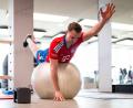 Archivbild: -/FC Bayern München/dpa
Manuel Neuer bei Cardio-Übungen im Fitnessraum des deutschen Rekordmeisters FC Bayern München.