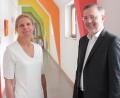 Bild: Kliniken Nordoberpfalz, Michael Reindl/exb
Der Vorstand der Kliniken Nordoberpfalz, Michael Hoffmann, freut sich darüber, dass mit Dr. Edit Lakatos eine ausgewiesene Expertin das Sozialpädiatrische Zentrum leitet.