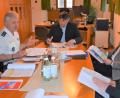 Bild: rgr
Der Dienststellenleiter der Polizeiinspektion Eschenbach, Werner Stopfer (Zweiter von links) und der neue Leiter der Kriminalpolizeiinspektion Weiden Andreas Schieder (Zweiter von rechts) sowie Hauptkommissarin Nicole Götz (rechts) beim Sicherheitsgespräch im Rathaus vor.