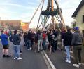 Bild: wro
Damit der Fuchsmühler Maibaum errichtet werden kann, braucht es viel Muskelkraft.